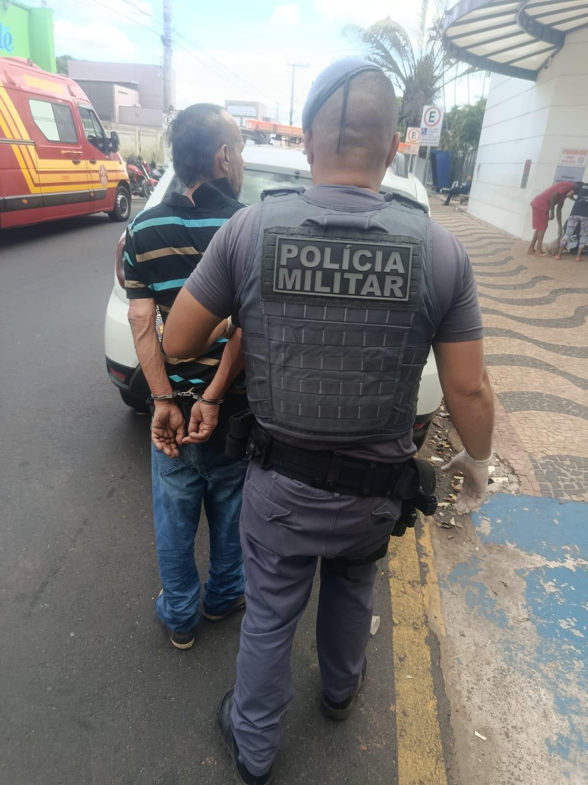 Homem é detido após ofensas e resistência durante abordagem policial em Leme
